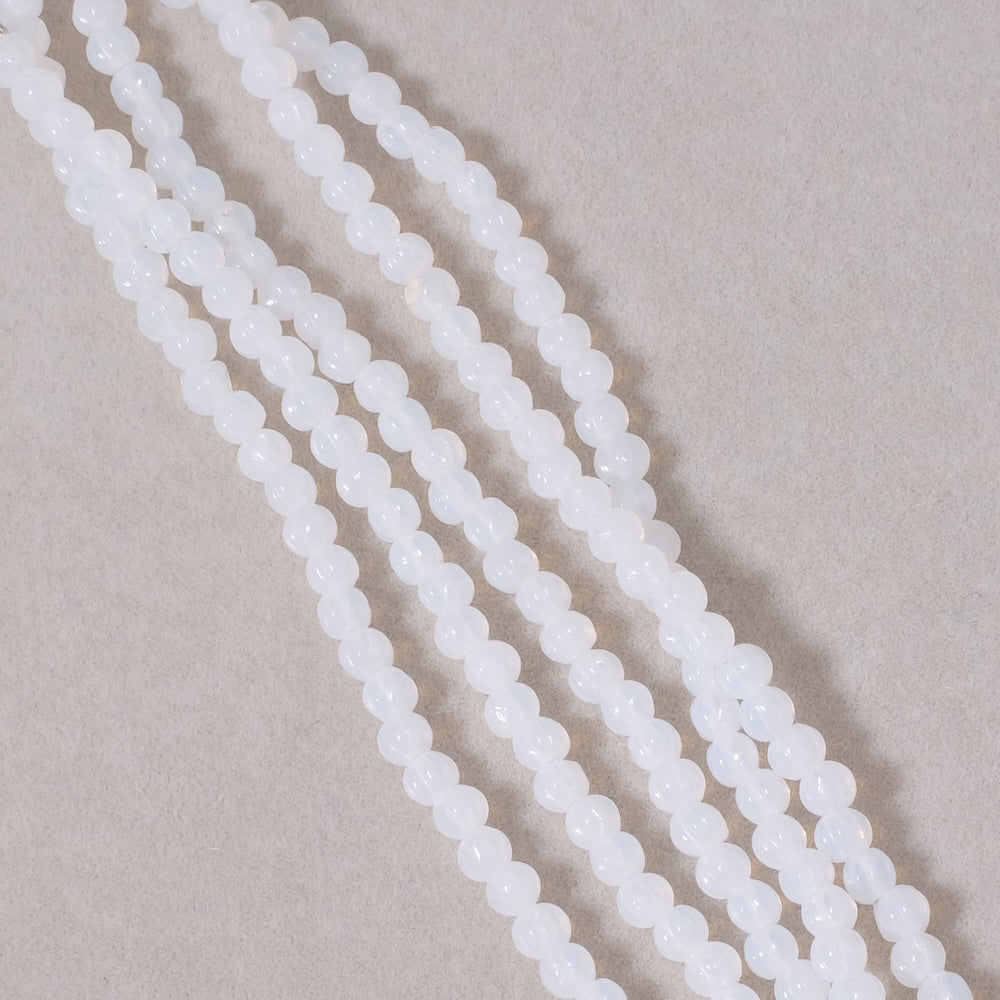 Fil de perles de Bohème rondes striées 3mm blanc opaline