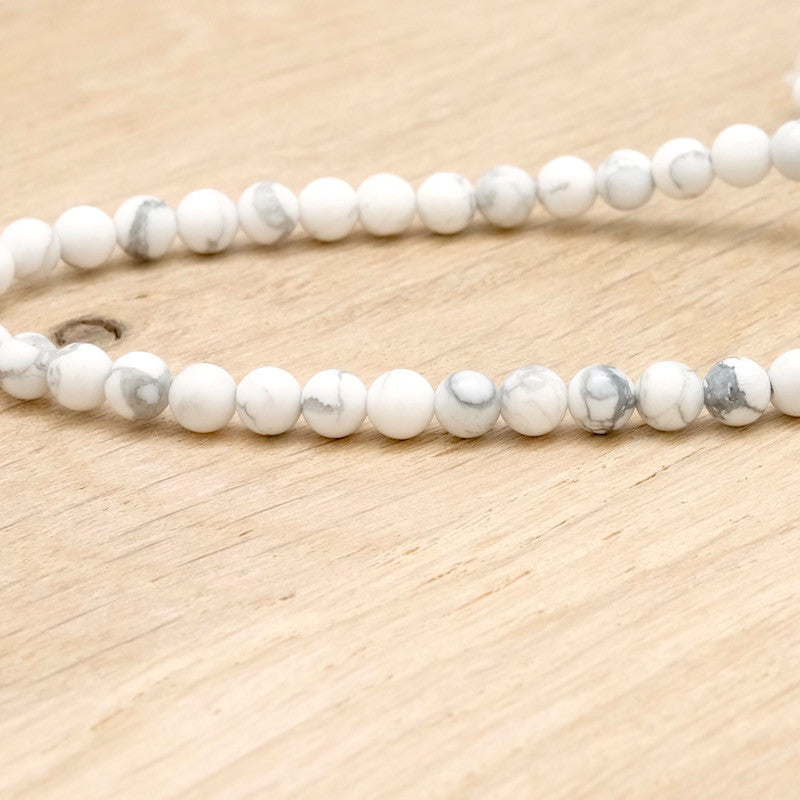 Filo di 40 perle 4mm di Howlite naturale effetto marmorizzato bianco grigio