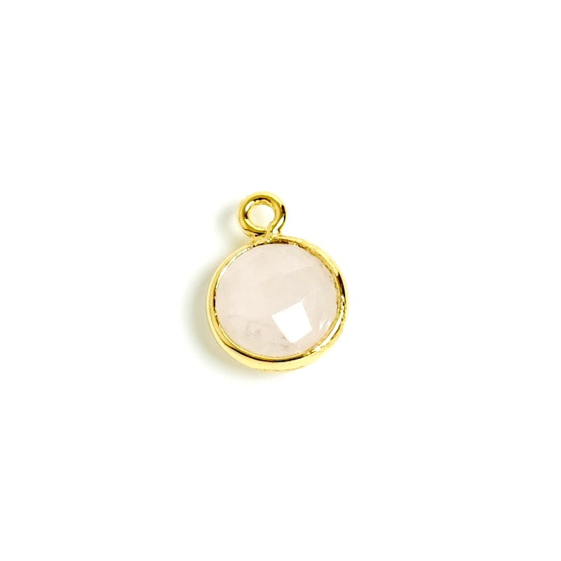 Ciondolo incastonato rotondo da 8 mm di quarzo rosa in ottone dorato con pregiato oro Premium 24K