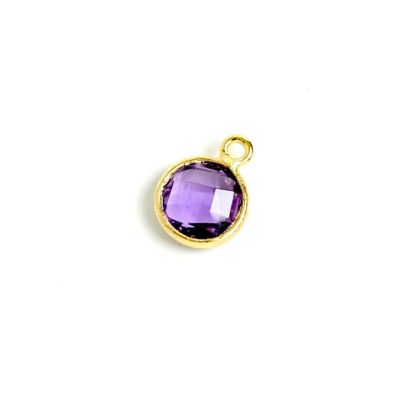 Pendentif sertis rond 8mm d'Améthyste en laiton Doré à l'or fin 24K